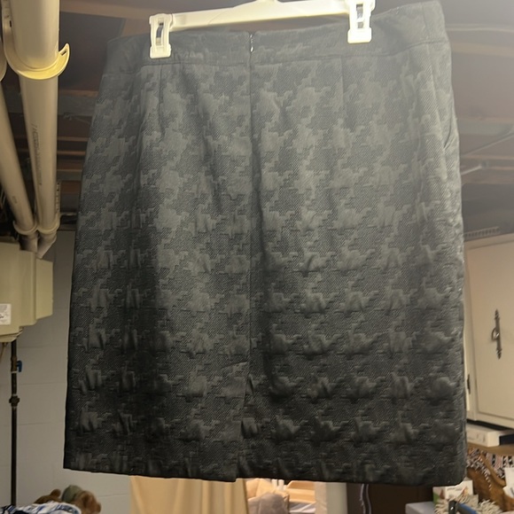 Black, houndstooth plaid pattern, pencil skirt - Picture 2 of 8